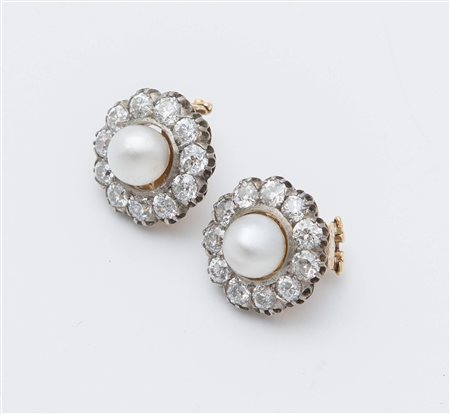 ORECCHINI IN ORO 18K CON PERLE E DIAMANTI ciascuno realizzato come una clip...