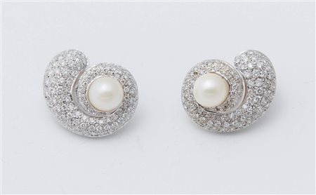 ORECCHINI CON PERLE E DIAMANTI. Ciascuno realizzato come una spirale in oro...