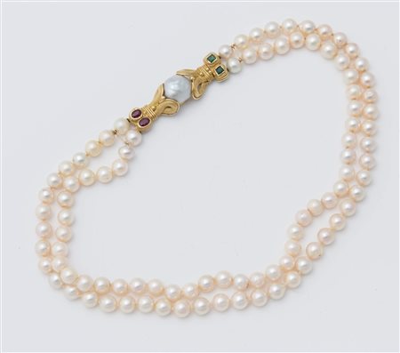 COLLANA DI PERLE, RUBINI E SMERALDI a due fili di perle coltivate di acqua...