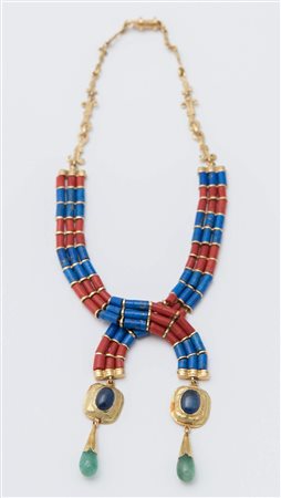 COLLANA IN ORO, CORALLI E LAPISLAZZULI realizzata con catena in oro 18K ed...