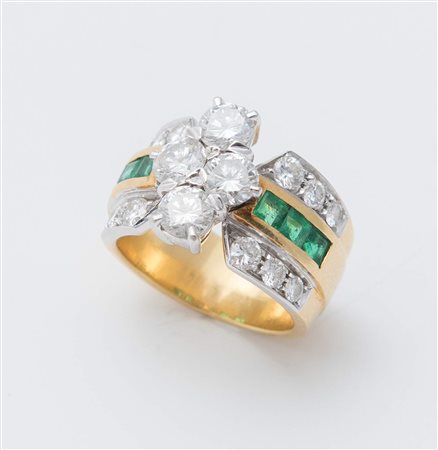 ANELLO CON DIAMANTI E SMERALDI in oro giallo e bianco 18K, disegnato come una...