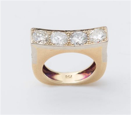 ANELLO CON DIAMANTI in oro 18K, realizzato come una fascia di linea...