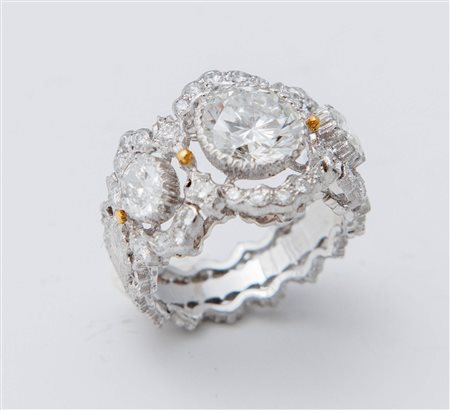 ANELLO CON DIAMANTI in oro bianco 18K cesellato, inciso e traforato, sagomato...