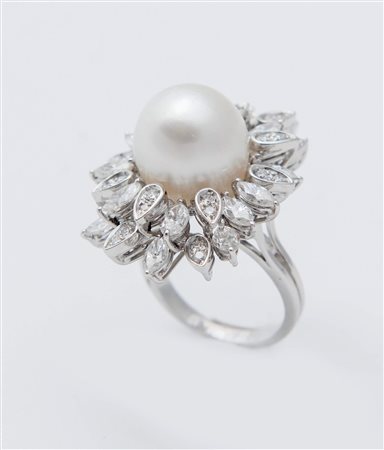 GRANDE ANELLO CON PERLA E DIAMANTI in oro bianco 18K, centrato da perla...