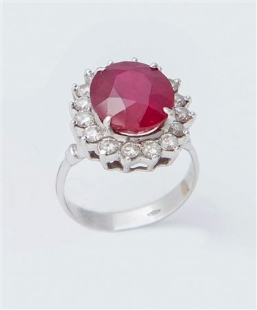 ANELLO CON RUBINO E DIAMANTI in oro bianco 18K, centrato da grande rubino...