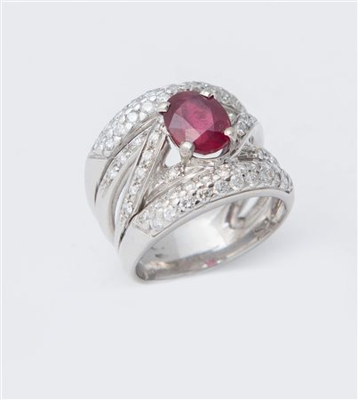 ANELLO CON RUBINO E DIAMANTI in oro bianco 18K, disegnato come una fascia...