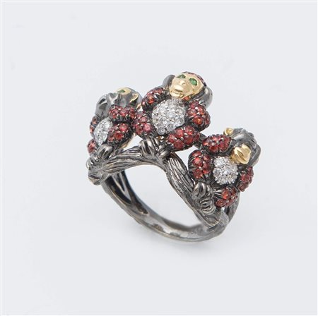 ANELLO IN ORO, ZAFFIRI E DIAMANTI in oro brunito, raffigurante un tralcio...