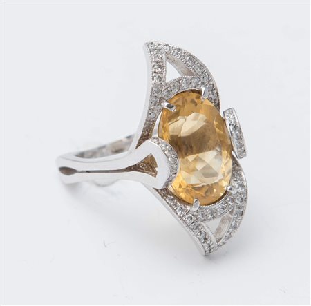 ANELLO CON QUARZO CITRINO E DIAMANTI in oro bianco traforato, realizzato a...