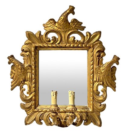 Specchiera in legno dorato a due candele, XVIII/XIX secolo. Scolpite ed...