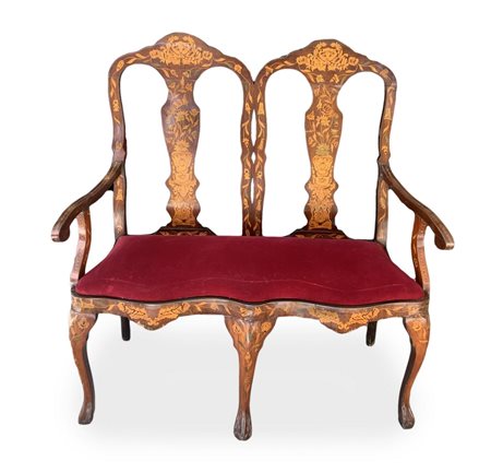 Divanetto, XIX secolo, Olanda. Con intarsi floreali in legni chiari, H cm...