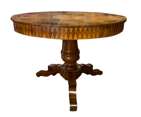 Elegante tavolo da centro rotondo con intarsi al piano e nella balza di...