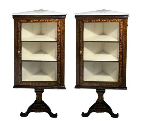 Coppia di angoliere in legno di palissandro con intarsi e perfili in legno...