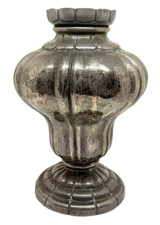 Vaso in argento ribattuto a mano, XVII secolo. Punzoni sul bordo della base....