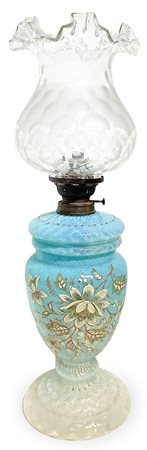 Lume a petrolio in opaline azzurro, base dipinta a mano con decori floreali....