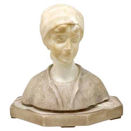 Mezzobusto in marmo raffigurante giovane donna con veste grigia, XX...