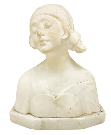 Mezzobusto in marmo bianco raffigurante giovane donna con fular, inizi XX...