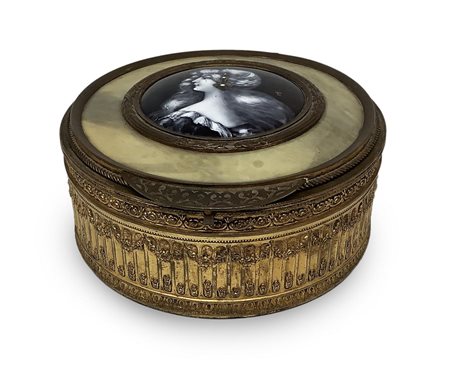 Portagioie in metallo dorato, XIX secolo. Sul coperchio rame smaltato Limoges...