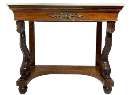 Console in legno di noce, inizi secolo XIX. Con piedi a delfino, marmo al...