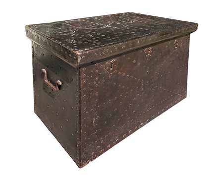 Forziere da viaggio a forma di cassa, bordo di legno rifoderato in ferro...