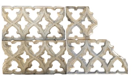 Quattro frammenti in marmo bianco in stile tardo gotico, XVII/XVIII secolo....