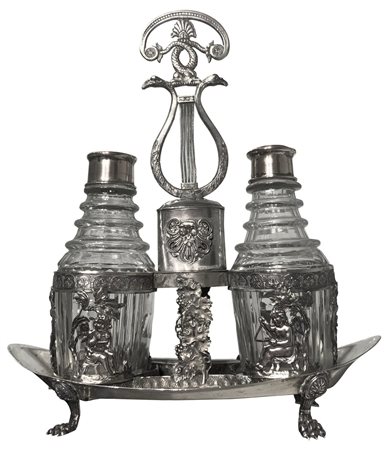 Saliera in argento, Berlino, inizi XIX Secolo. Base ovale poggiante su piedi...