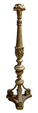 Candelabro in legno dorato, secolo XIX. H cm 71