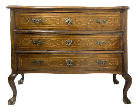 Cassettone a tre cassetti, fine XVIII/XIX secolo. Intarsi in legni chiari sul...