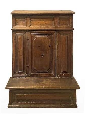 Inginocchiatoio in legno di noce, XVII secolo, Sicilia.Con alzata nella parte...