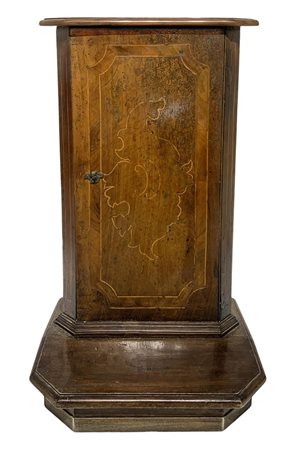 Inginocchiatoio contenitore in legno di noce, fine XIX secolo. Intarsi sul...