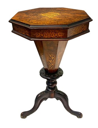 Tavolinetto ottagonale da lavoro, XIX secolo. Piano in radica di noce...