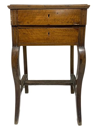 Comodino a due cassetti, Sicilia, XIX secolo. In legno di noce con piedi a...