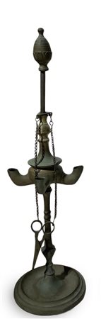 Lume ad olio in ottone, XVIII secolo. A quattroluci con forbice spegni...