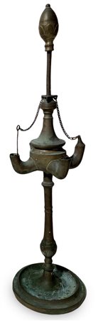 Lume ad olio in ottone, XVIII secolo. A quattro luci con spegni moccolo e...