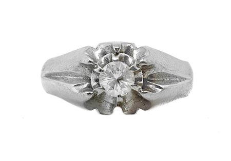 Anello in oro bianco con solitario. Gr 7.4