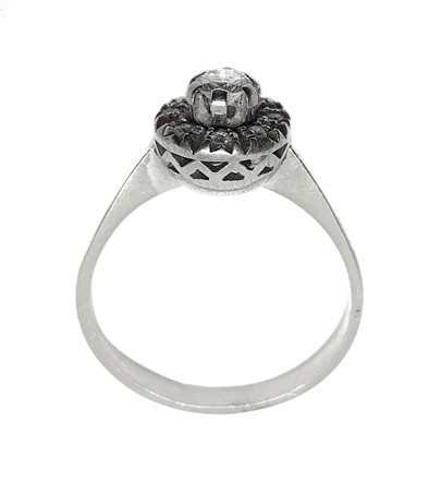 Anello a rosetta in oro bianco con brillante al centro e giro di brillantini....