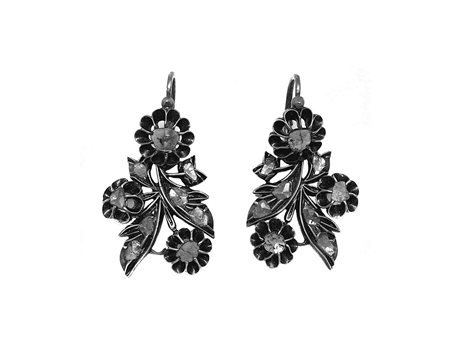 Orecchini in argento e scaglie di diamante vecchio taglio. Gr11,8