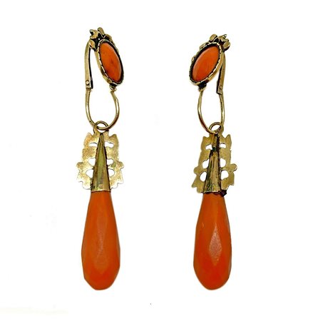 Orecchini con pendente in oro titolo basso e corallo di Trapani, inizi XIX...