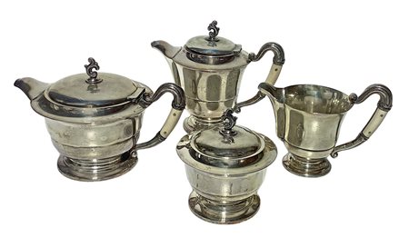 Servizio da te in argento. Composto da: teiera, caffettiera, lattiera e...