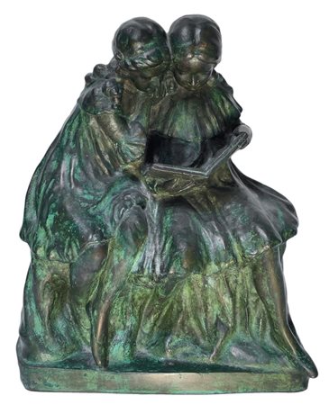 Bronzo patinato verde a cera persa, raffigurante due bimbe che leggono, inizi...