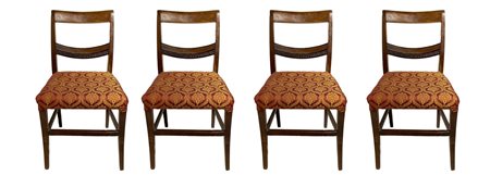 Quattro sedie in legno di noce, fine XIX secolo. H cm 84. Seduta h cm 42.