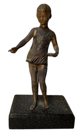 Scultura in metallo raffigurante bambina con piattino, inizi XX secolo. H...