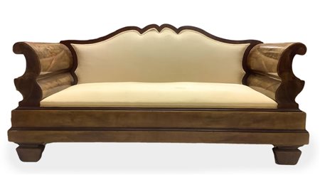 Divano in legno di mogano e piuma di mogano. Braccioli scatolati e perfilati...