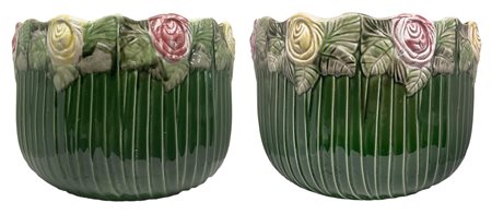 Coppia di cachepot in porcellana, lavorazione barbotine in colore verde,...