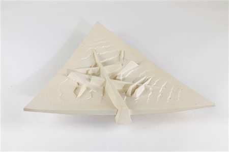 Arnaldo Pomodoro (1926), Piatto triangolare, 2003