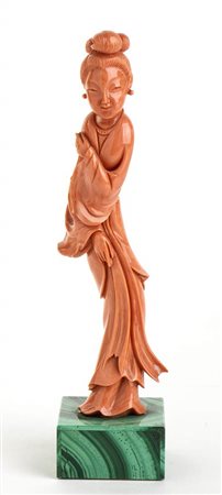 Scultura cinese in corallo raffigurante una Guanyn - inizio XX secolo