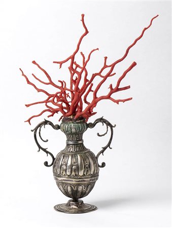 Vaso in metallo con ramo di corallo - Italia, fine XVIII secolo