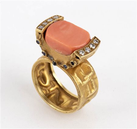 Anello in diamanti, zaffiri e corallo Mediterraneo