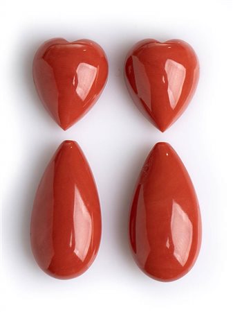 Quadrittico composto da coppia di cuori e coppia di gocce pendenti liscie in corallo Cerasuolo - Manifattura Guarracino, Torre del Greco    