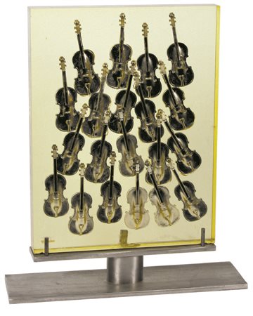 Arman Fernandez Senza titolo, 1963 accumulazione di violini in miniatura...