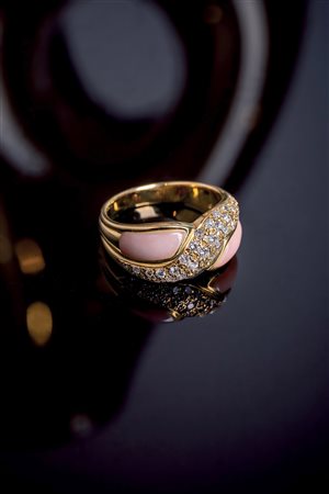 Anello in oro 18 kt con corallo rosa e diamanti
